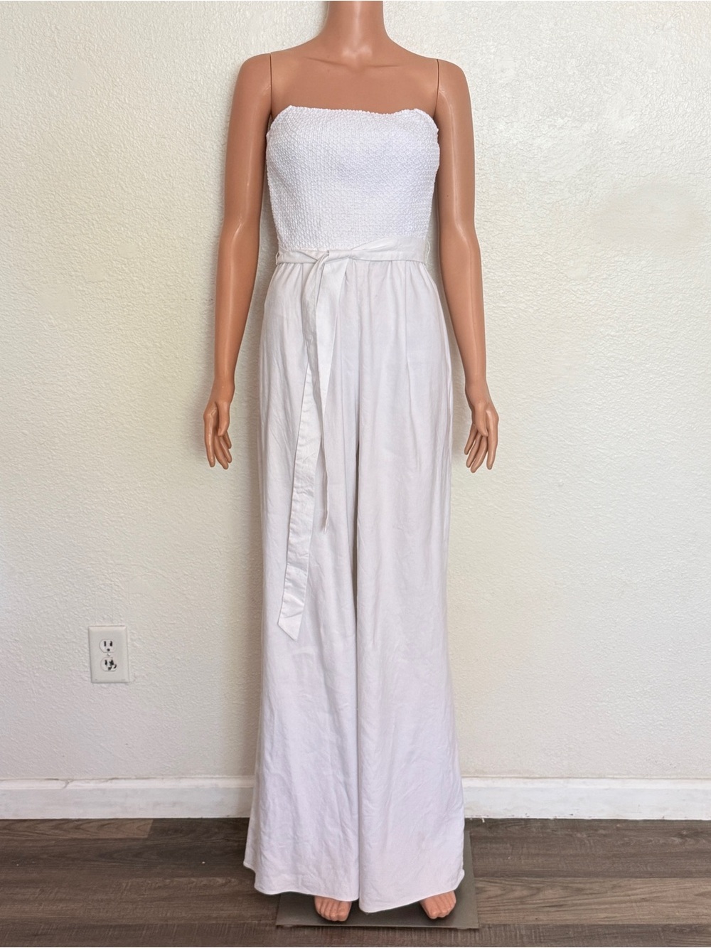 Alice + Olivia “Bebe” Strapless White Smocked-Waist Linen Blend Jumpsuit Sz L